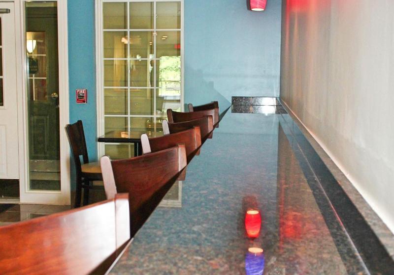 בית מלון כפרי Hilltop Inn & Suites, Near Foxwoods Casino