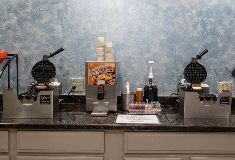 בית מלון כפרי Hilltop Inn & Suites, Near Foxwoods Casino