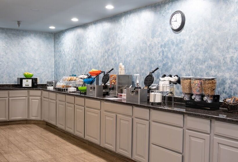 בית מלון כפרי Hilltop Inn & Suites, Near Foxwoods Casino