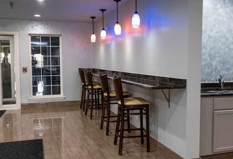 בית מלון כפרי Hilltop Inn & Suites, Near Foxwoods Casino