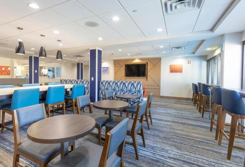 Holiday Inn Express Hotel & Suites Jacksonville Airport, An Ihg