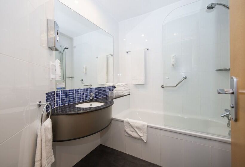 ホテル Holiday Inn Express Barcelona Montmeló, An Ihg