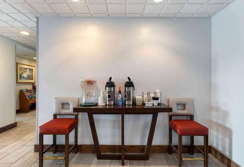 ホテル La Quinta Inn & Suites By Wyndham Omaha Airport Downtown