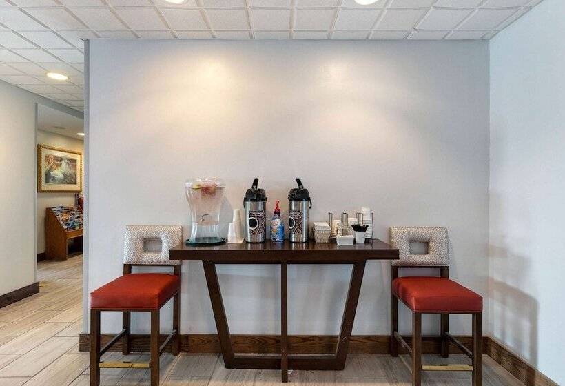 ホテル La Quinta Inn & Suites By Wyndham Omaha Airport Downtown