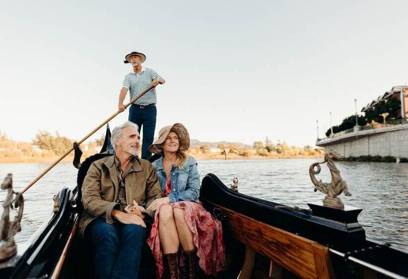 Отель Napa River Inn