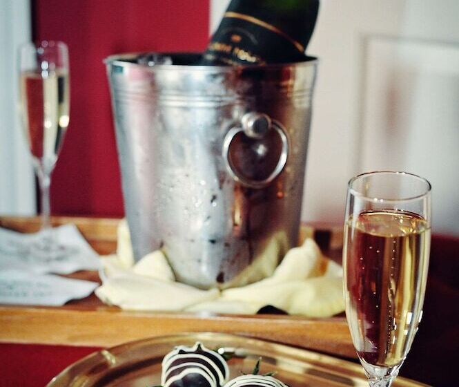 Отель Napa River Inn