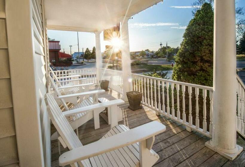 בית מלון כפרי Our Guest Inn And Suites Downtown