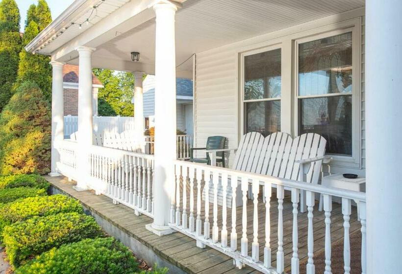 בית מלון כפרי Our Guest Inn And Suites Downtown