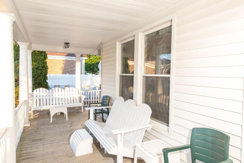 בית מלון כפרי Our Guest Inn And Suites Downtown