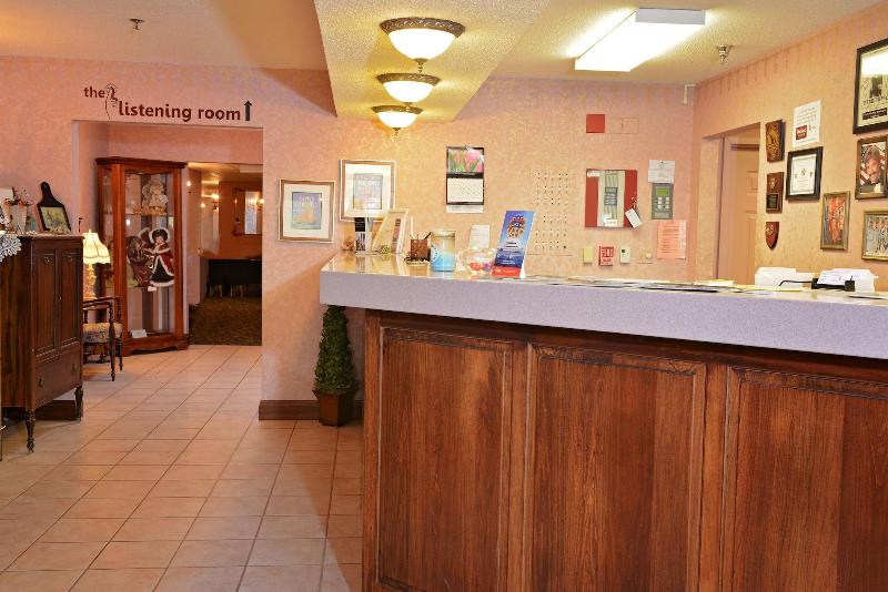 هتل Our Guest Inn And Suites   Downtown