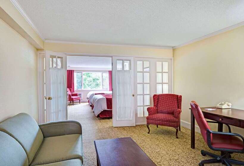 בית מלון כפרי Ramada By Wyndham Seekonk Providence Area