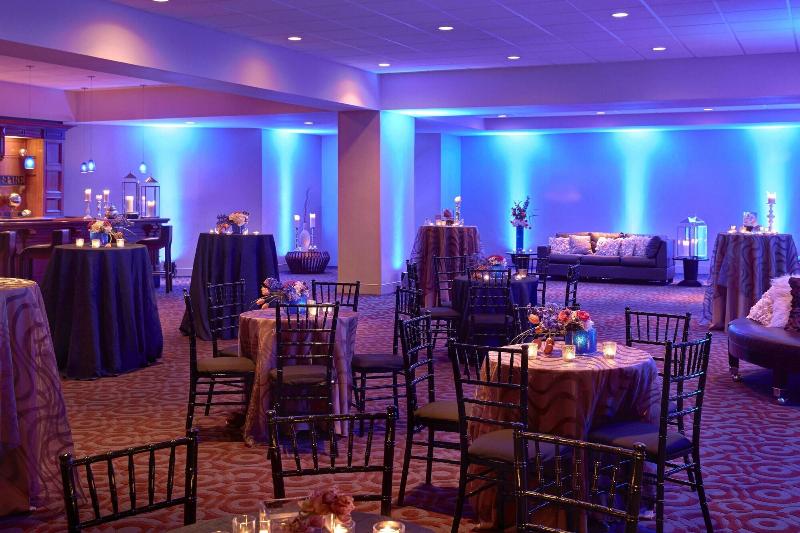 Отель Renaissance Phoenix Downtown