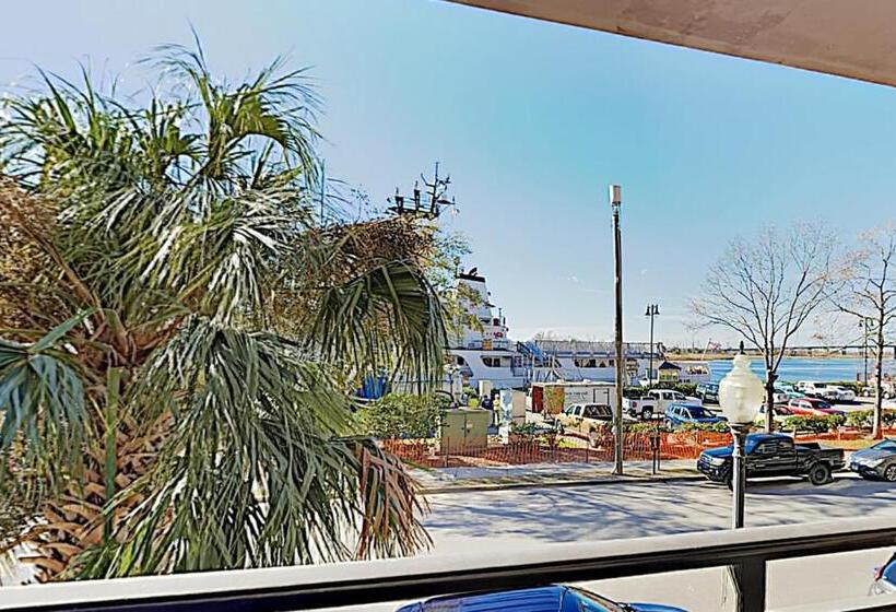 ホテル Water Street Condos