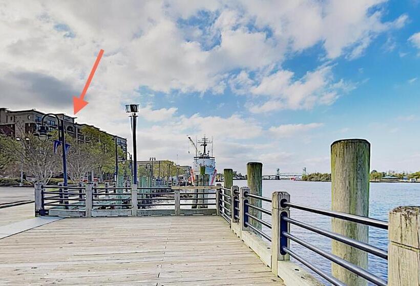 ホテル Water Street Condos