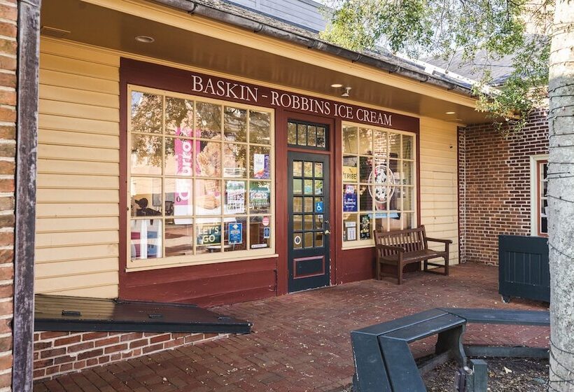 Williamsburg Woodlands Hotel & Suites, An Official Colonial Williamsburg