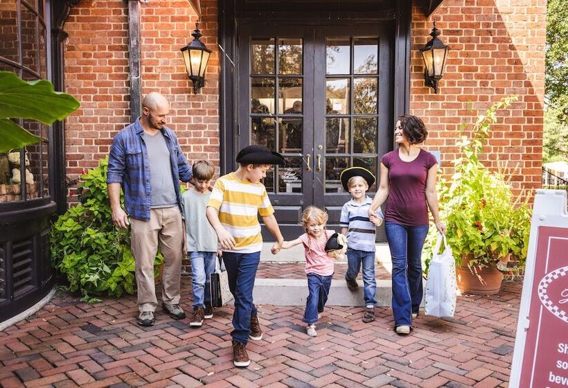 Williamsburg Woodlands Hotel & Suites, An Official Colonial Williamsburg