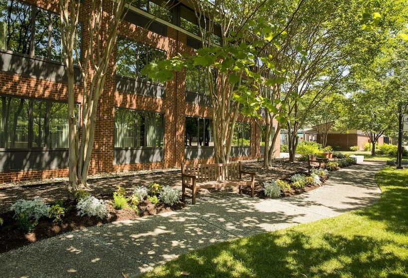 Williamsburg Woodlands Hotel & Suites, An Official Colonial Williamsburg