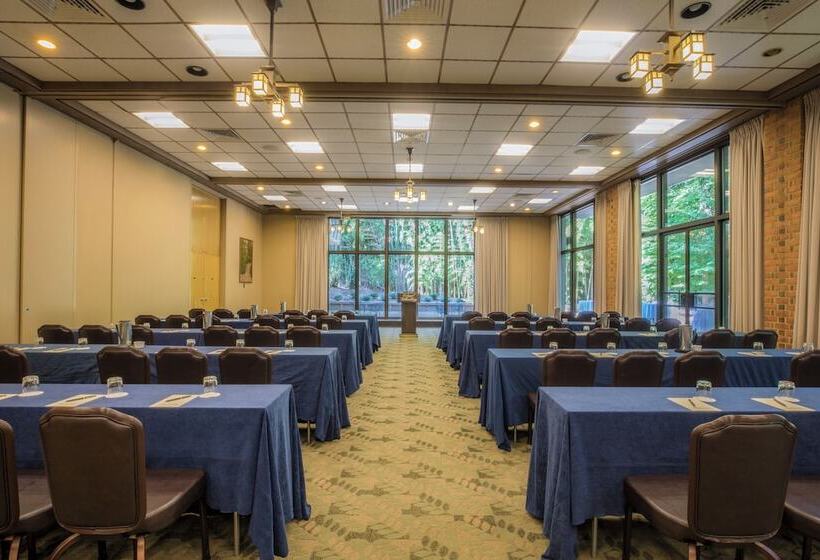 Williamsburg Woodlands Hotel & Suites, An Official Colonial Williamsburg