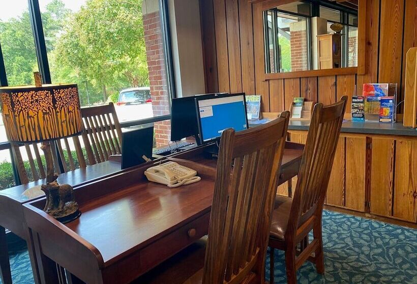 Williamsburg Woodlands Hotel & Suites, An Official Colonial Williamsburg