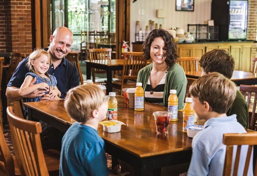 Williamsburg Woodlands Hotel & Suites, An Official Colonial Williamsburg