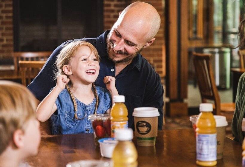 Williamsburg Woodlands Hotel & Suites, An Official Colonial Williamsburg