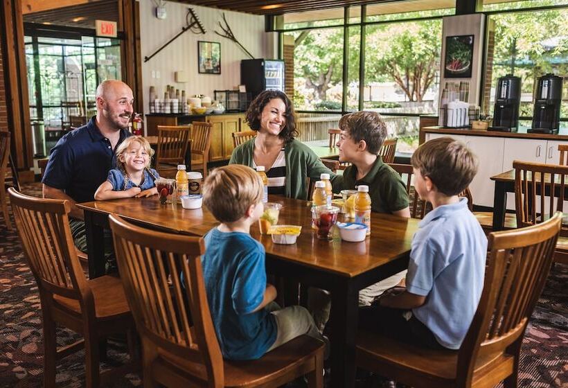 Williamsburg Woodlands Hotel & Suites, An Official Colonial Williamsburg