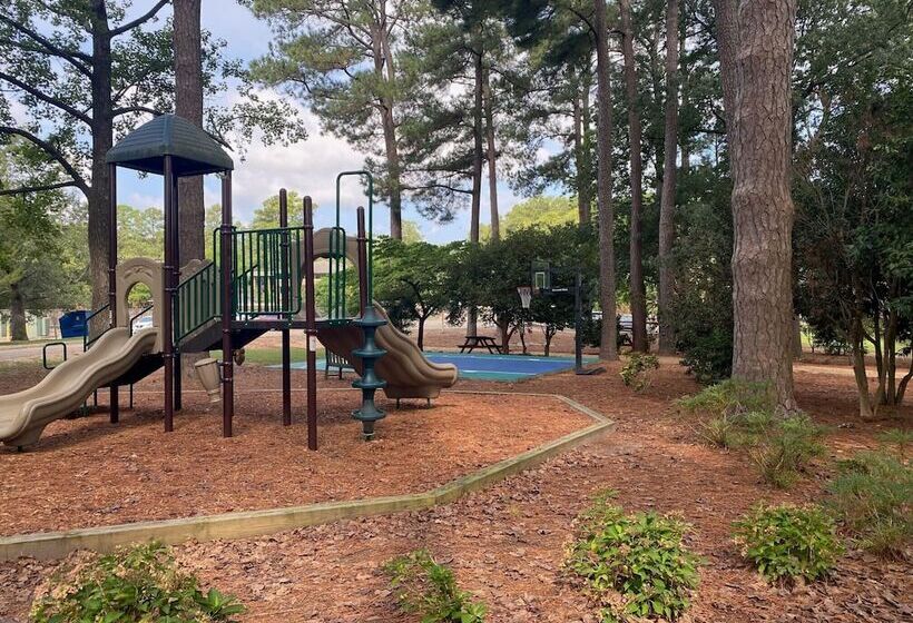 Williamsburg Woodlands Hotel & Suites, An Official Colonial Williamsburg