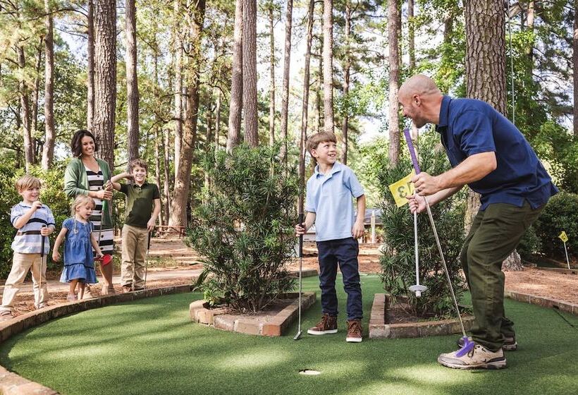 Williamsburg Woodlands Hotel & Suites, An Official Colonial Williamsburg