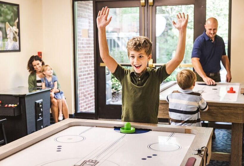 Williamsburg Woodlands Hotel & Suites, An Official Colonial Williamsburg