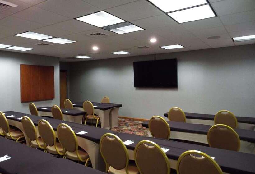 בית מלון כפרי Spark By Hilton Greensboro