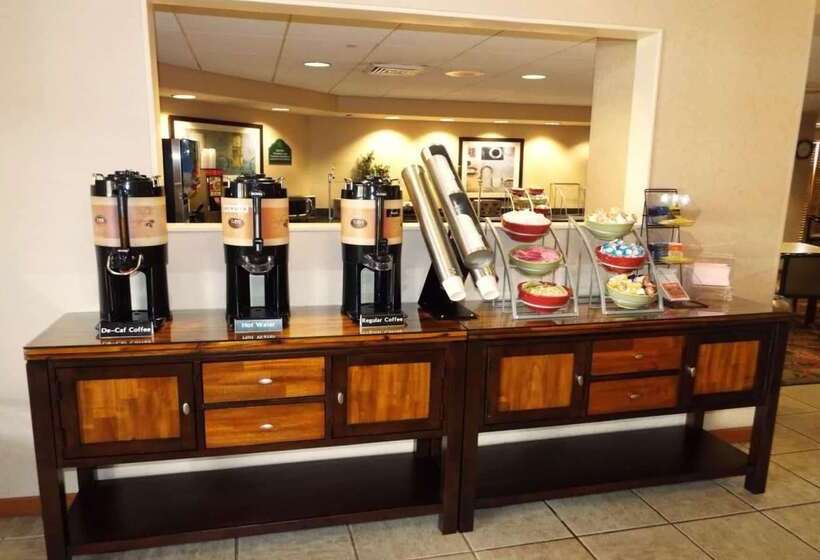 בית מלון כפרי Spark By Hilton Greensboro