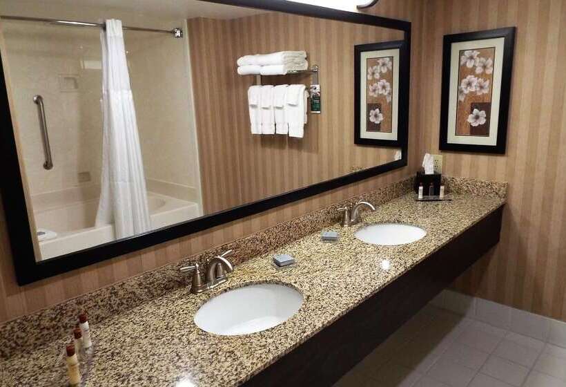 هتل Spark By Hilton Greensboro