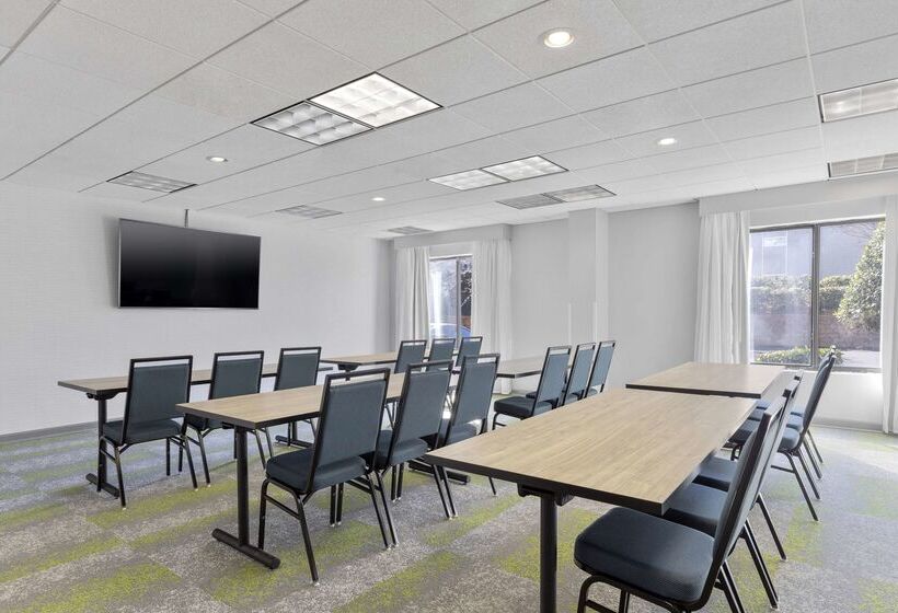 בית מלון כפרי Spark By Hilton Greensboro