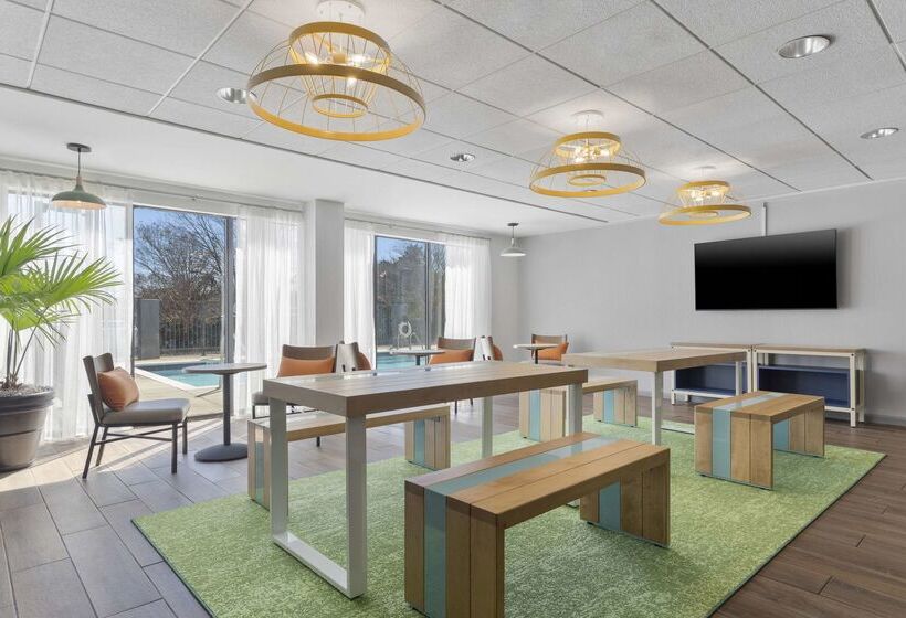 בית מלון כפרי Spark By Hilton Greensboro