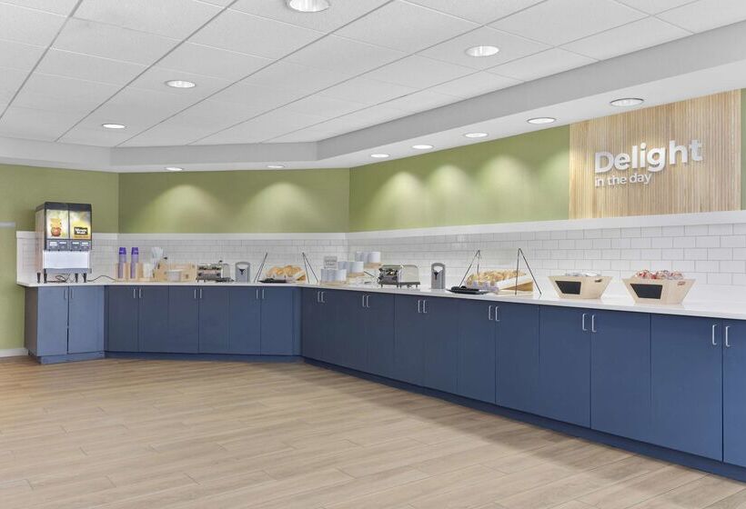 هتل Spark By Hilton Greensboro