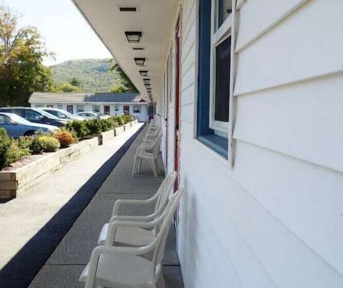 Monument Mountain Motel