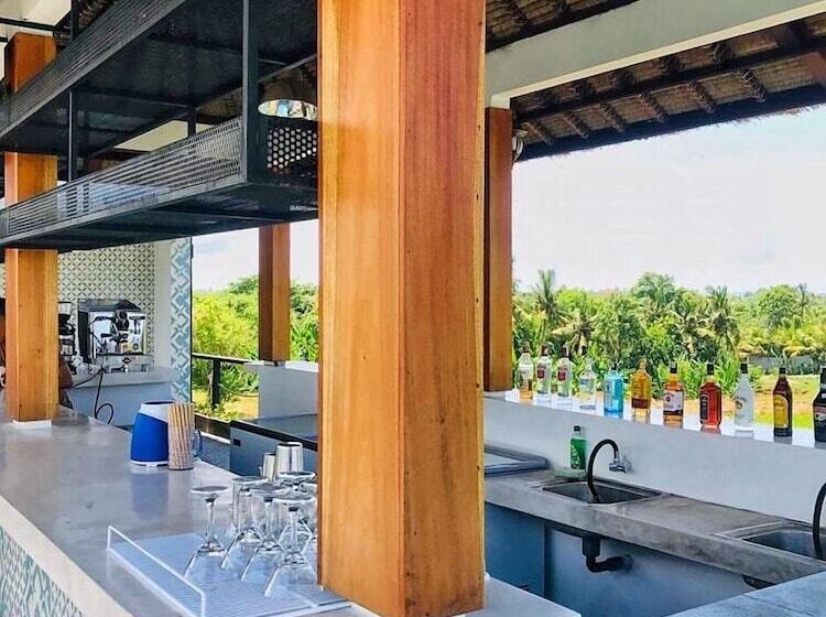 הוסטל Swell Hotel, Pool Bar & Restaurant