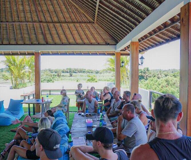 הוסטל Swell Hotel, Pool Bar & Restaurant