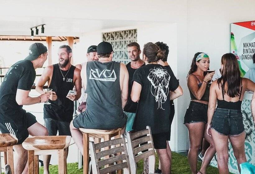 הוסטל Swell Hotel, Pool Bar & Restaurant