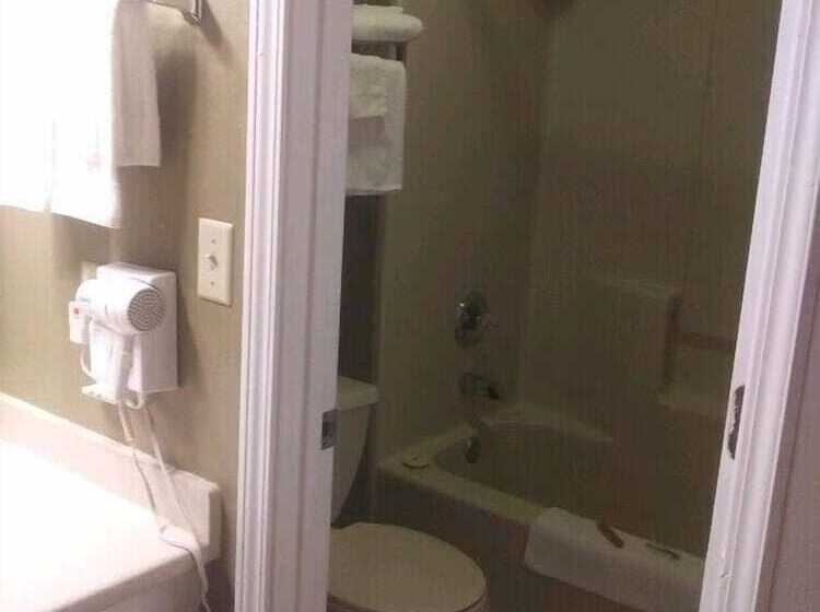 旅馆 Whispering Creek Lodging & Rv Resort