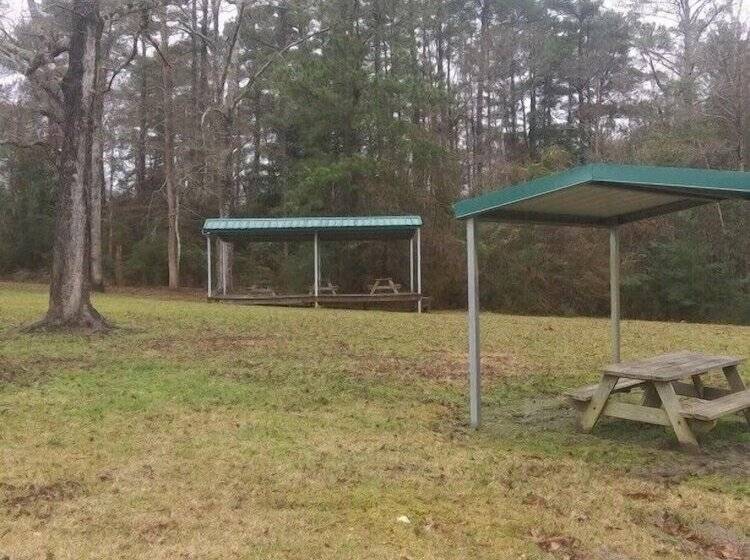 旅馆 Whispering Creek Lodging & Rv Resort