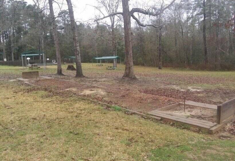 旅馆 Whispering Creek Lodging & Rv Resort