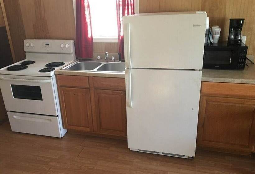 旅馆 Whispering Creek Lodging & Rv Resort