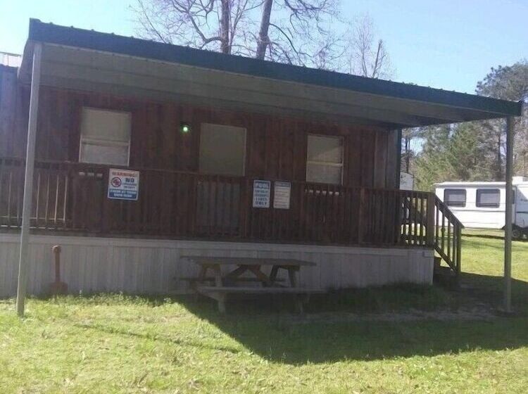 旅馆 Whispering Creek Lodging & Rv Resort