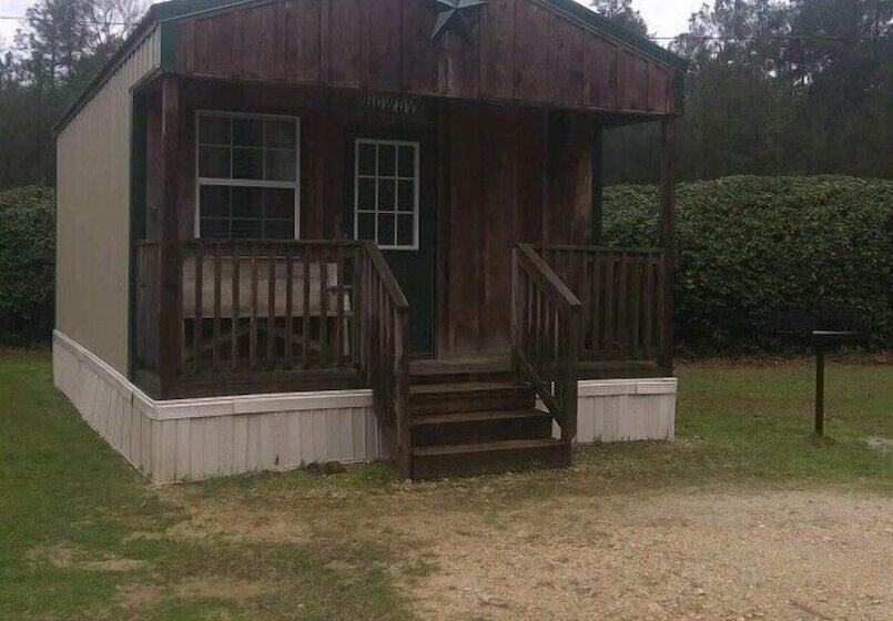 旅馆 Whispering Creek Lodging & Rv Resort