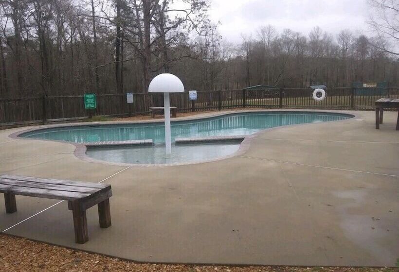 旅馆 Whispering Creek Lodging & Rv Resort