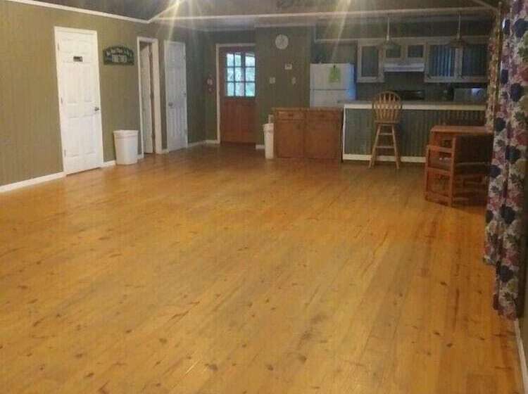 旅馆 Whispering Creek Lodging & Rv Resort