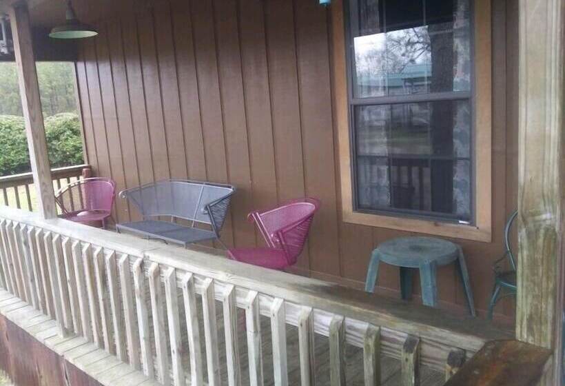 旅馆 Whispering Creek Lodging & Rv Resort