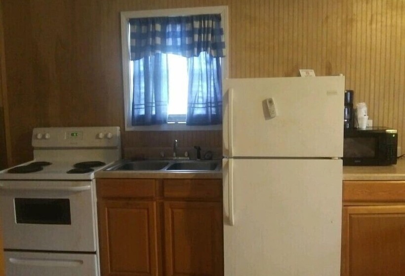 旅馆 Whispering Creek Lodging & Rv Resort