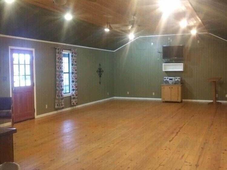 旅馆 Whispering Creek Lodging & Rv Resort